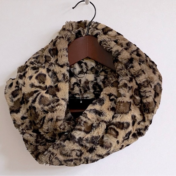 Cowl scarf - So soft faux fur print NWT - Picture 2 of 7